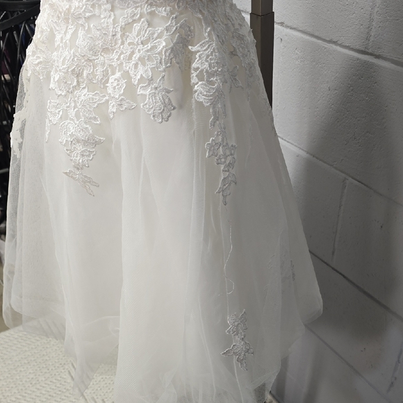 Elegant White Lace Wedding Dress - Picture 8 of 16